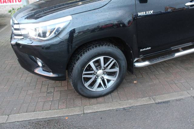 2017 Toyota Hilux 2.4 D-4D Invincible 4WD Euro 6 4dr (TSS)
