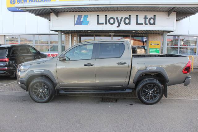 2026 Toyota Hilux 2.8 D-4D-h Invincible X Pickup 4dr Diesel Hybrid Auto 4WD Euro 6 (204 ps)